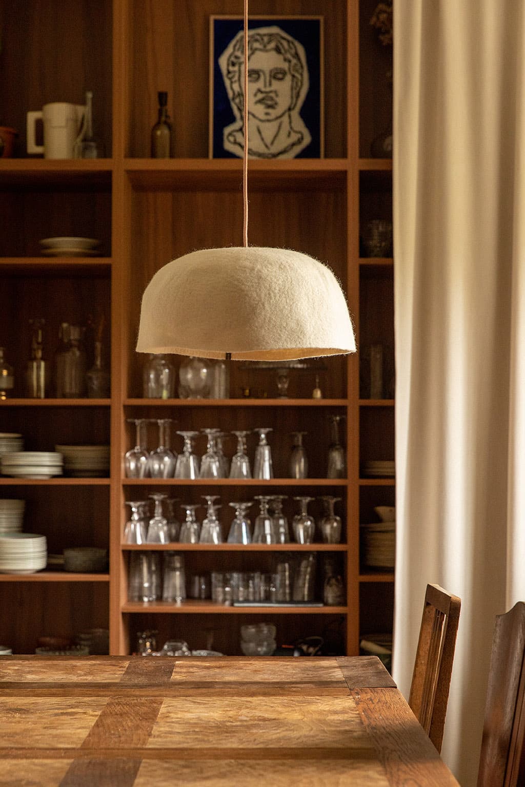 Minimalistischer, organischer weißer Lampenschirm aus Wolle für eine schlichte Esszimmerdekoration