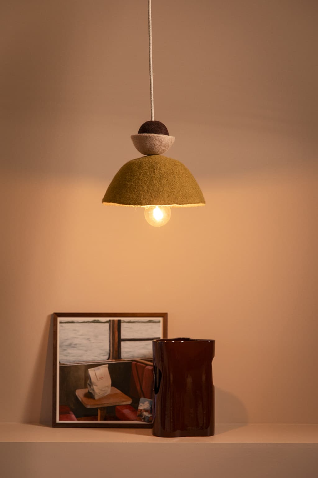 Grafische hanglamp van okerkleurige gevilte wol