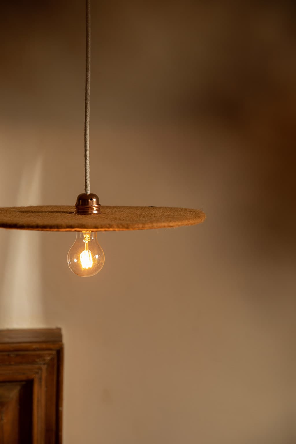 Suspension lumineuse plate orange en laine feutrée