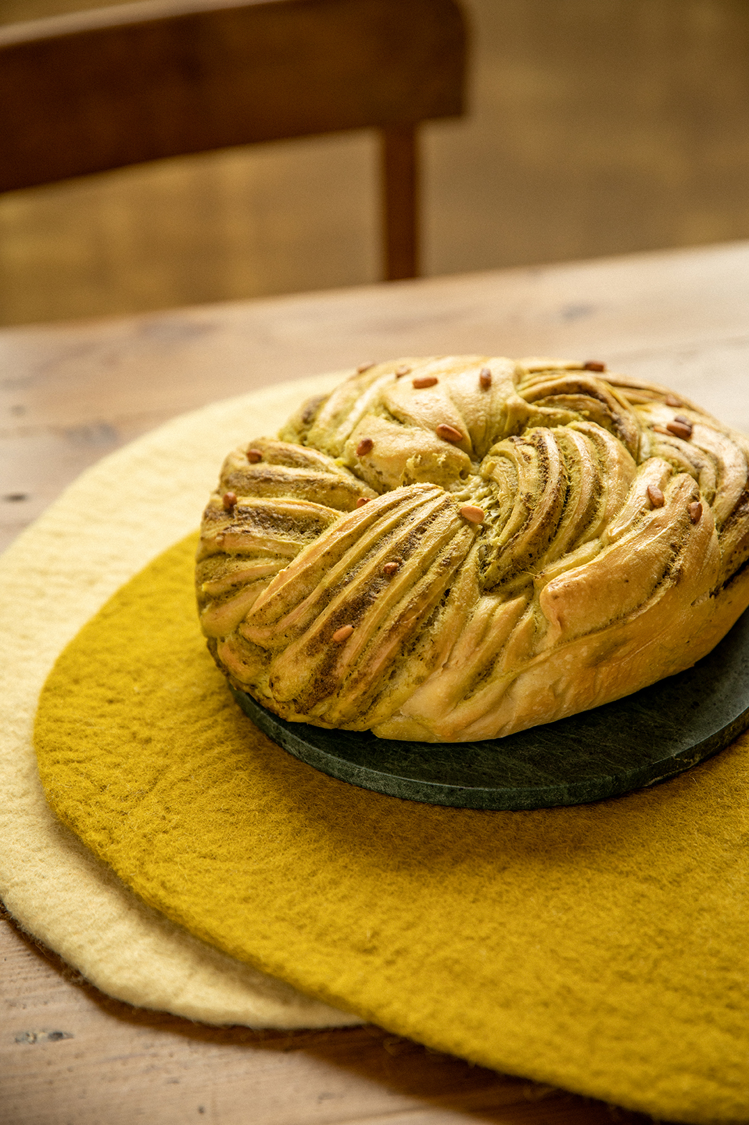 Gâteau disposé sur des sets de table en feutre de laine