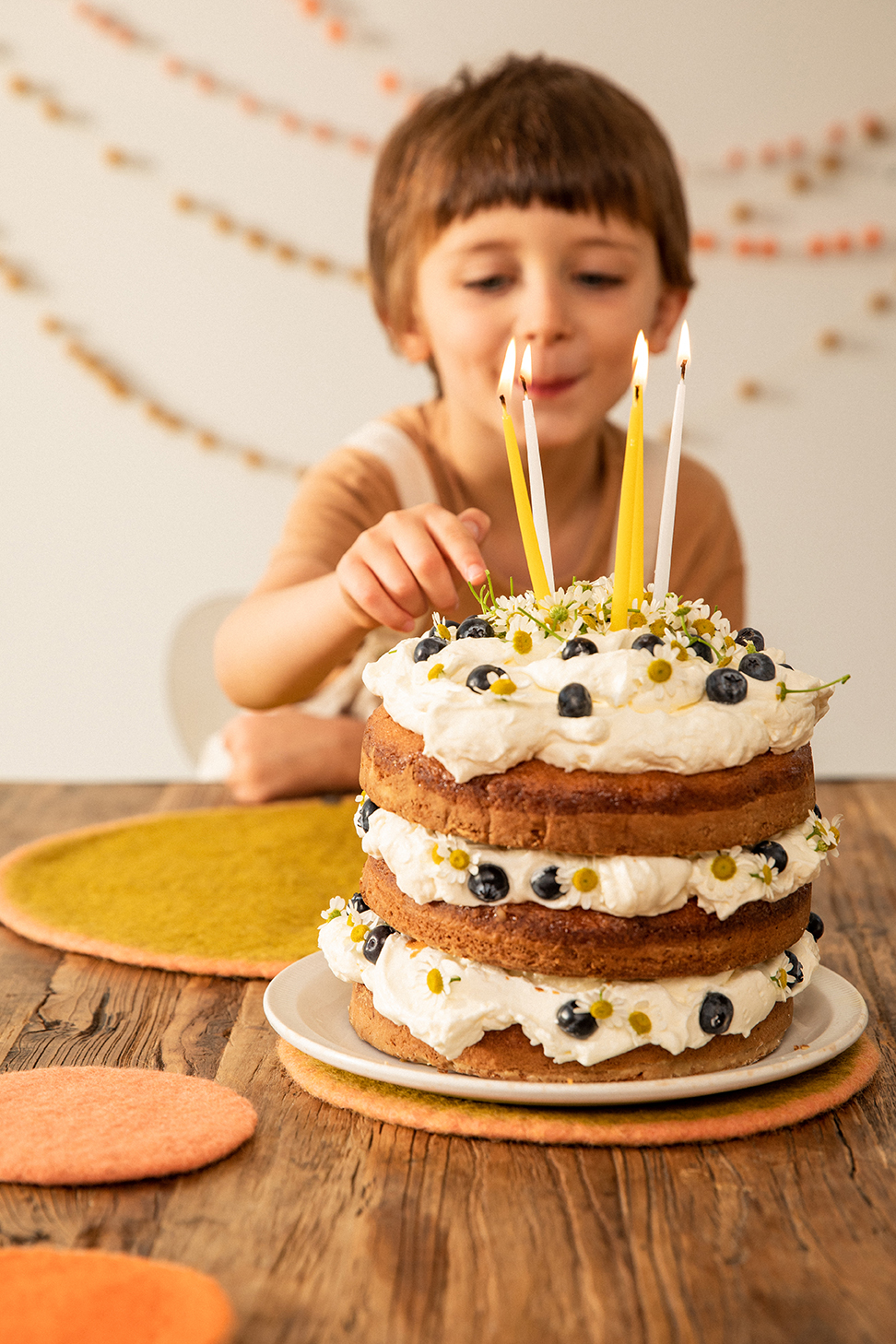 Petit garçon fêtant son anniversaire