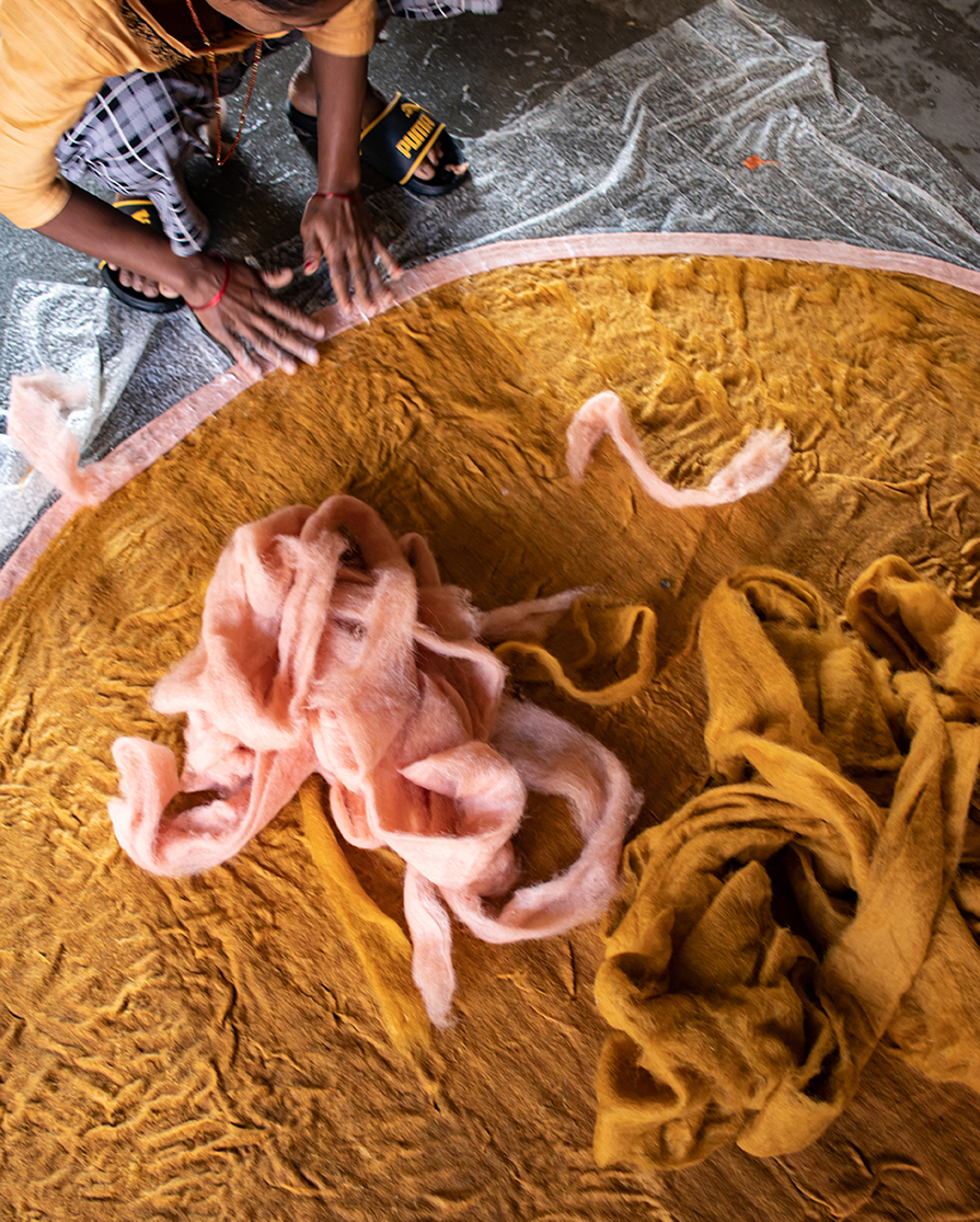 Fabrication artisanale d'un tapis en feutre de laine