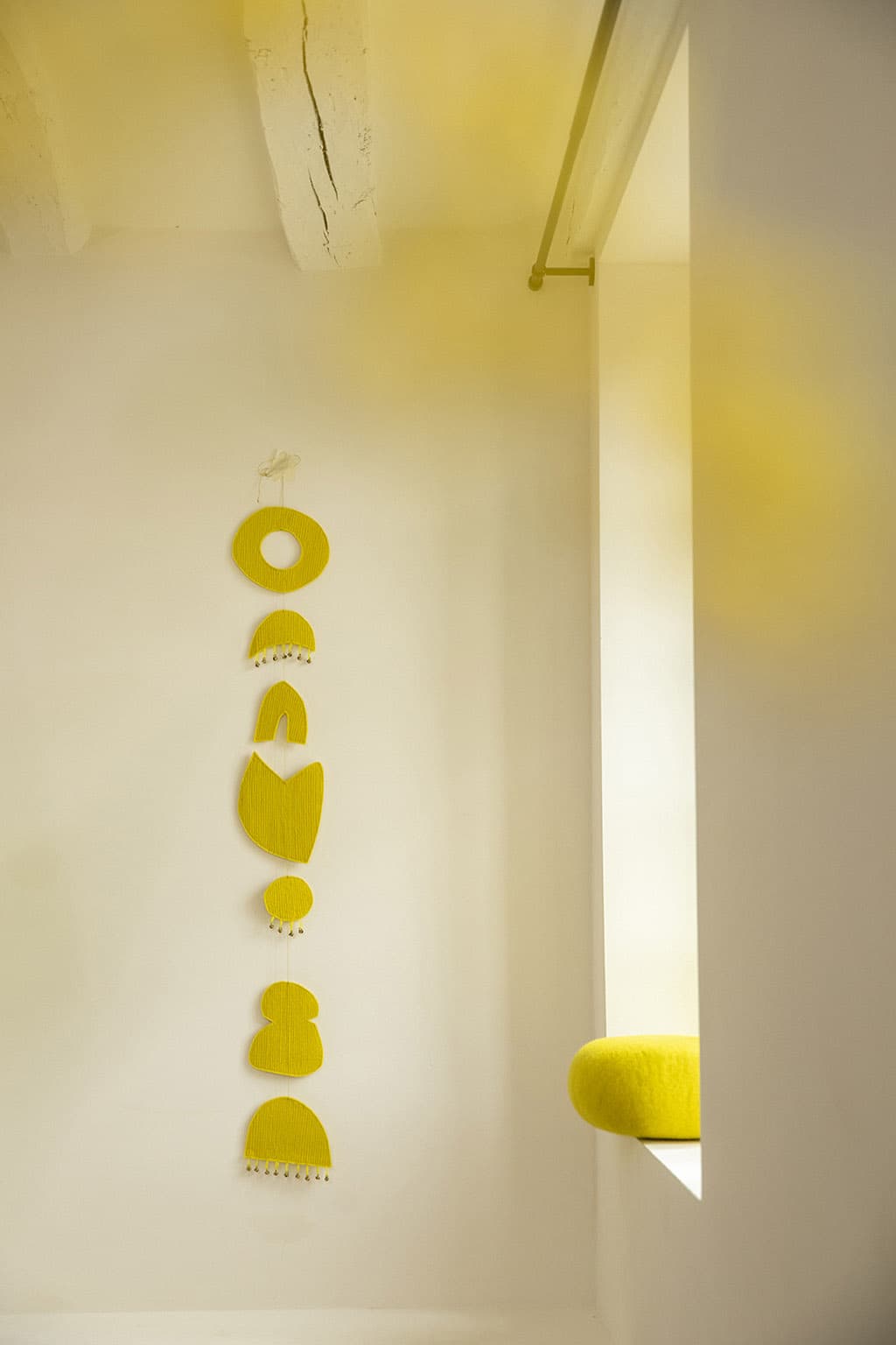 Gelbes dekoratives Mobile aus gestepptem Wollfilz