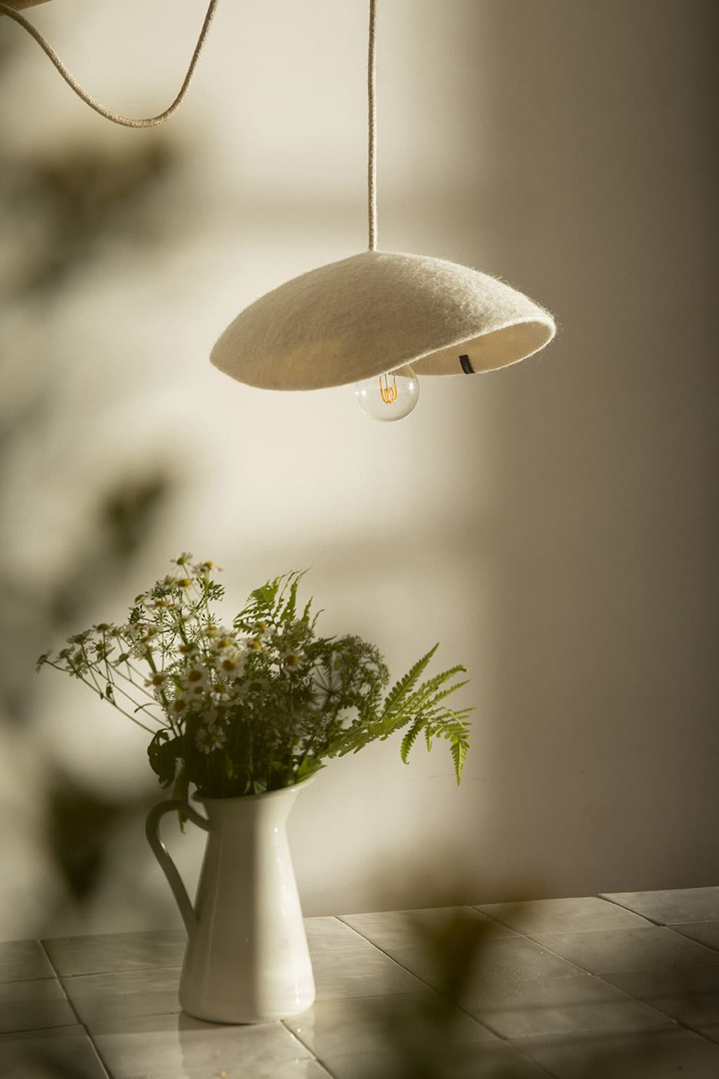 Minimalistischer weißer Lampenschirm aus Wollfilz