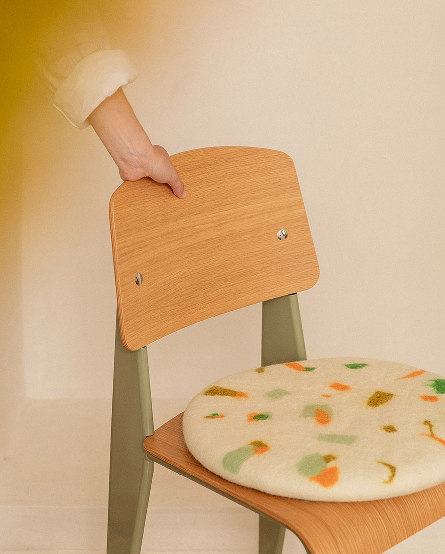 Coussin d’assise rond en feutre de laine d’inspiration terrazzo