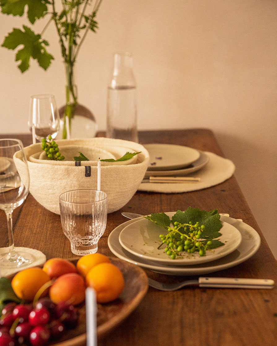 Accessoires en feutre pour décorer la table d’été