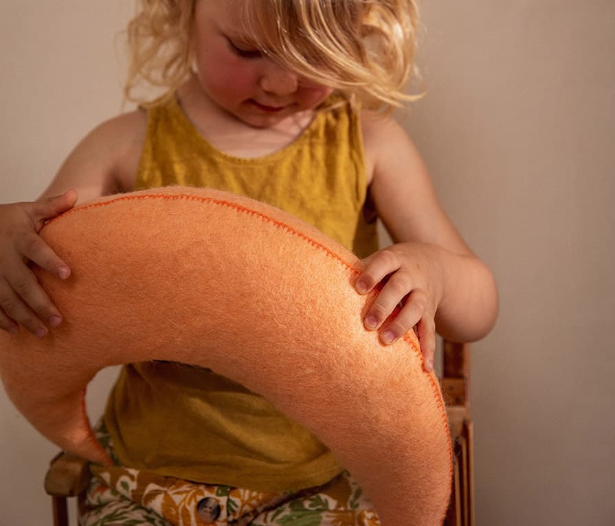 Apfelförmiger Pouf aus Wollfilz