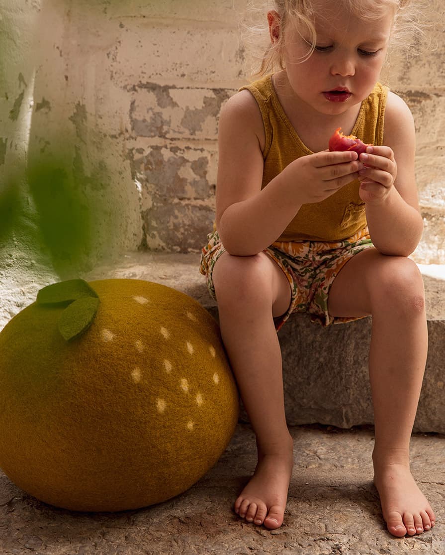Pouf pomme en feutre pour enfant
