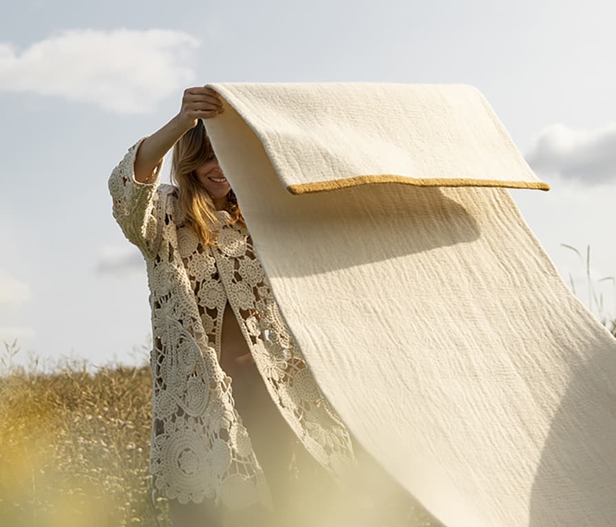 Femme portant un tapis long rectangulaire bicolore en laine feutrée