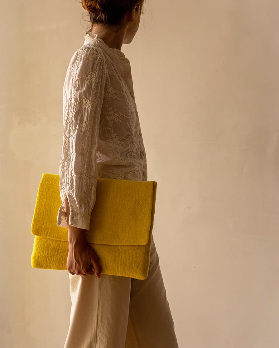 Pochette d’ordinateur jaune citron en laine feutrée