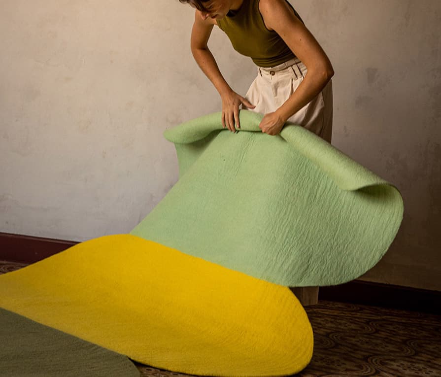 Grand tapis graphique ovale vert menthe, vert sauge et jaune citron en laine feutrée