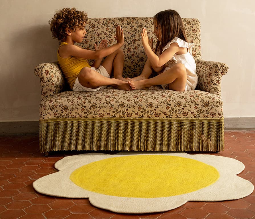 Tapis marguerite jaune et blanc en laine feutrée pour la chambre d'enfant