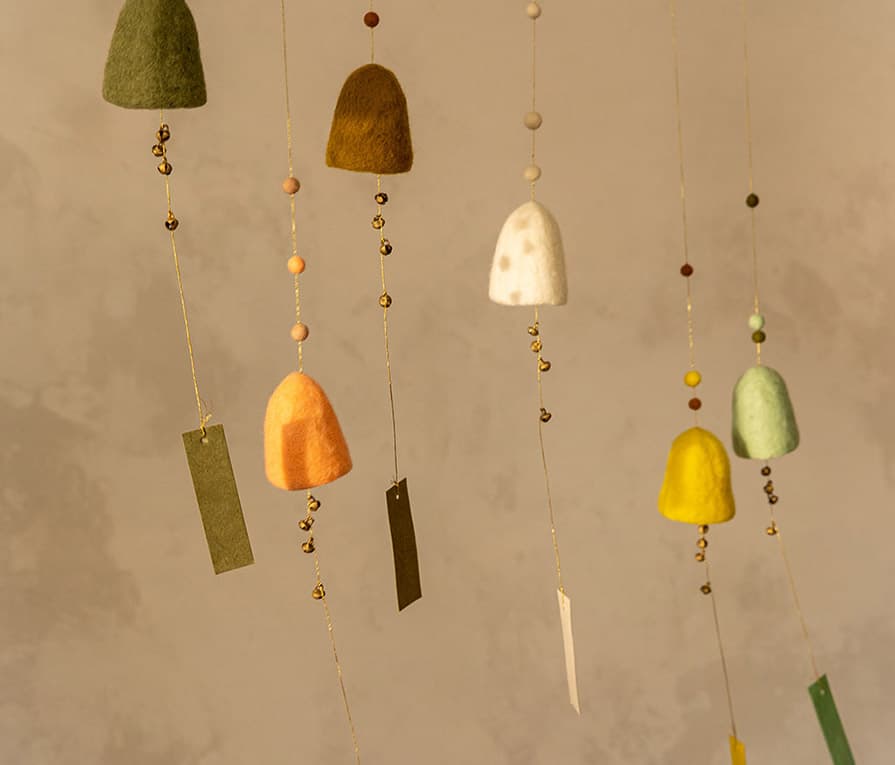 Cloches décoratives multicolores en laine feutrée