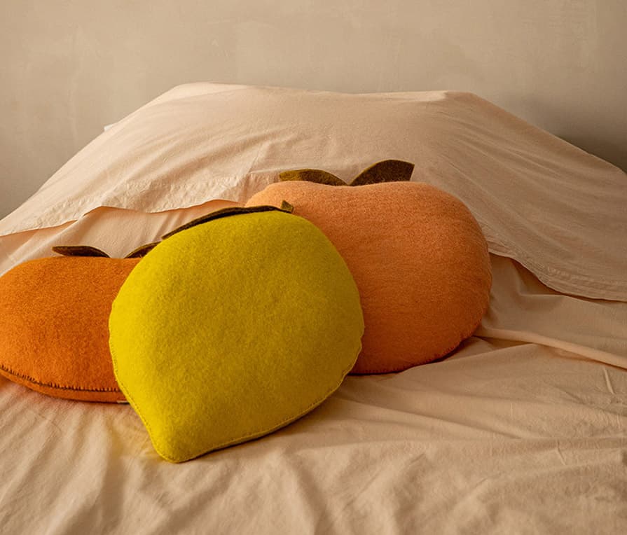 Coussins déco en forme de citron, pêche et abricot en laine feutrée pour décorer le lit