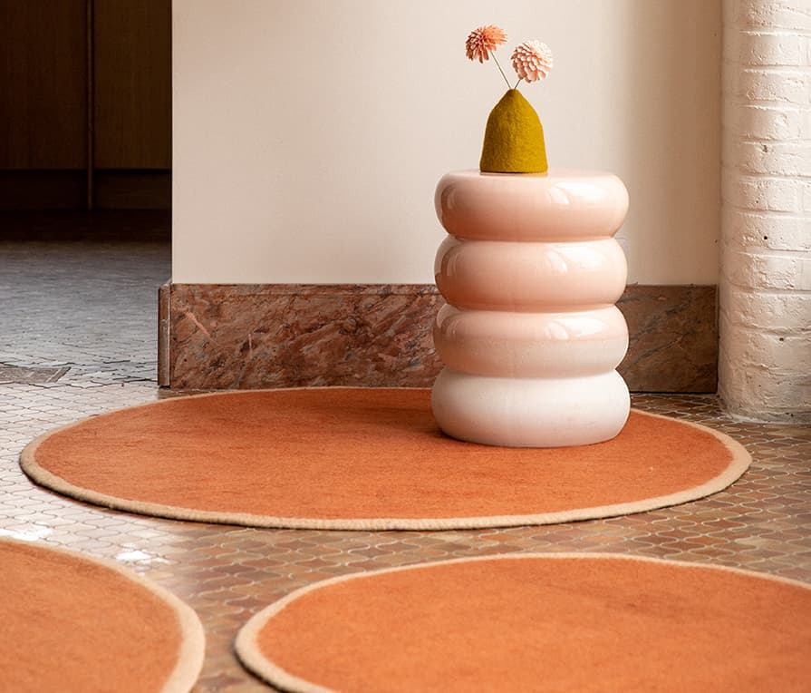 Trio of two-tone round rugs in red and pink boiled wool for a warm décor