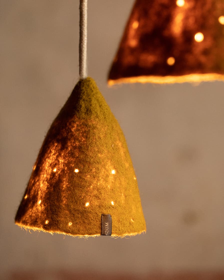 Généreuse suspension lumineuse blanche en laine feutrée pour un éclairage chaleureux