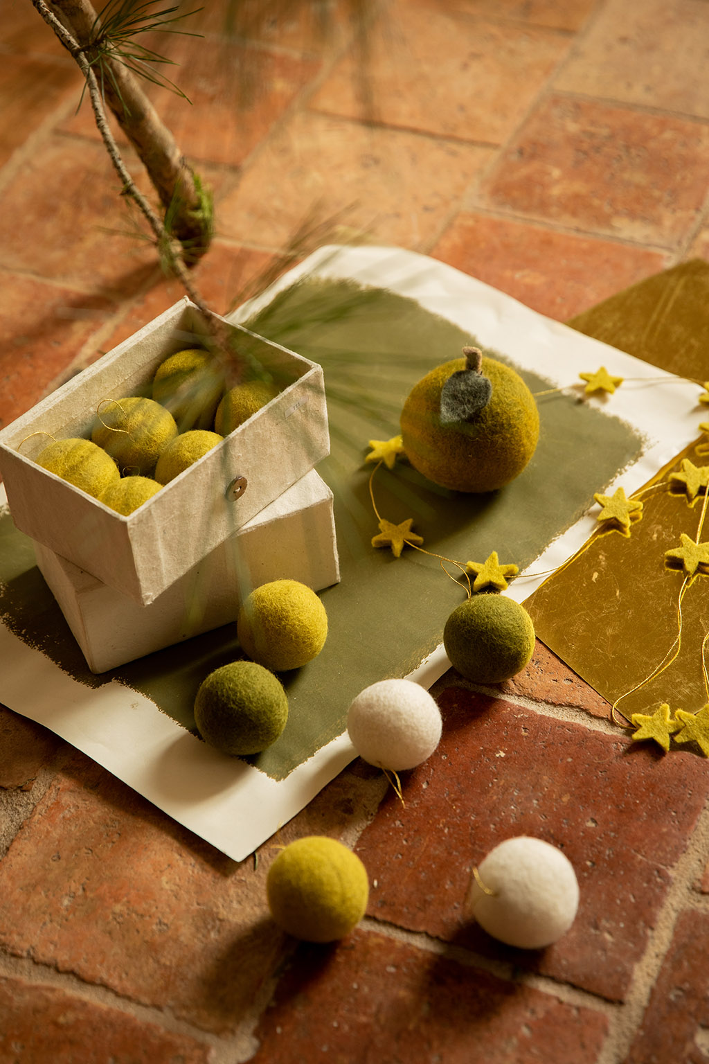 Boules et guirlande de Noël en feutre