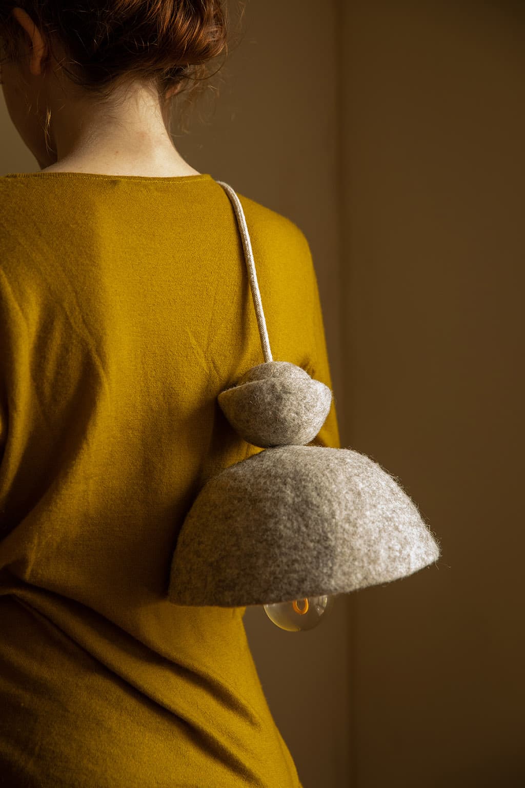 Suspension lumineuse design et géométrique grise en laine feutrée