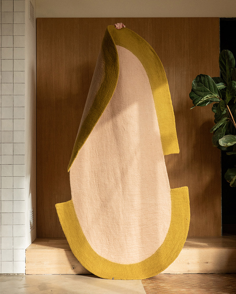 Grand tapis rectangulaire en laine feutrée pour le salon