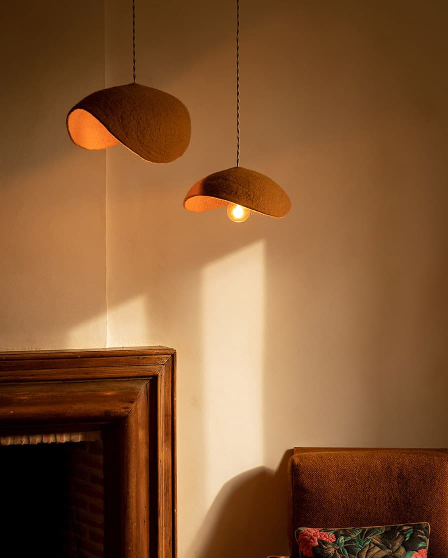 Duo d’abat-jours organiques orange en laine feutrée pour une ambiance chaleureuse