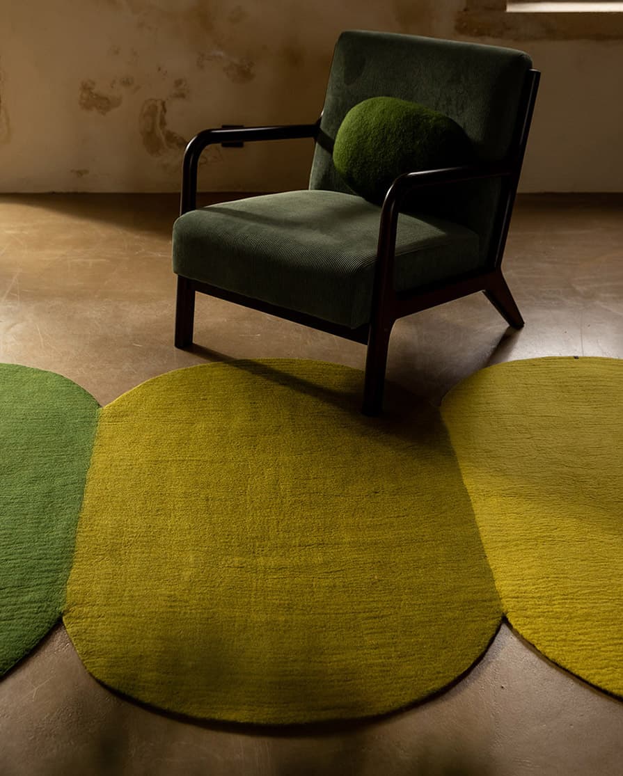 Tapis graphique tricolore en laine dans les tons de verts pour le salon