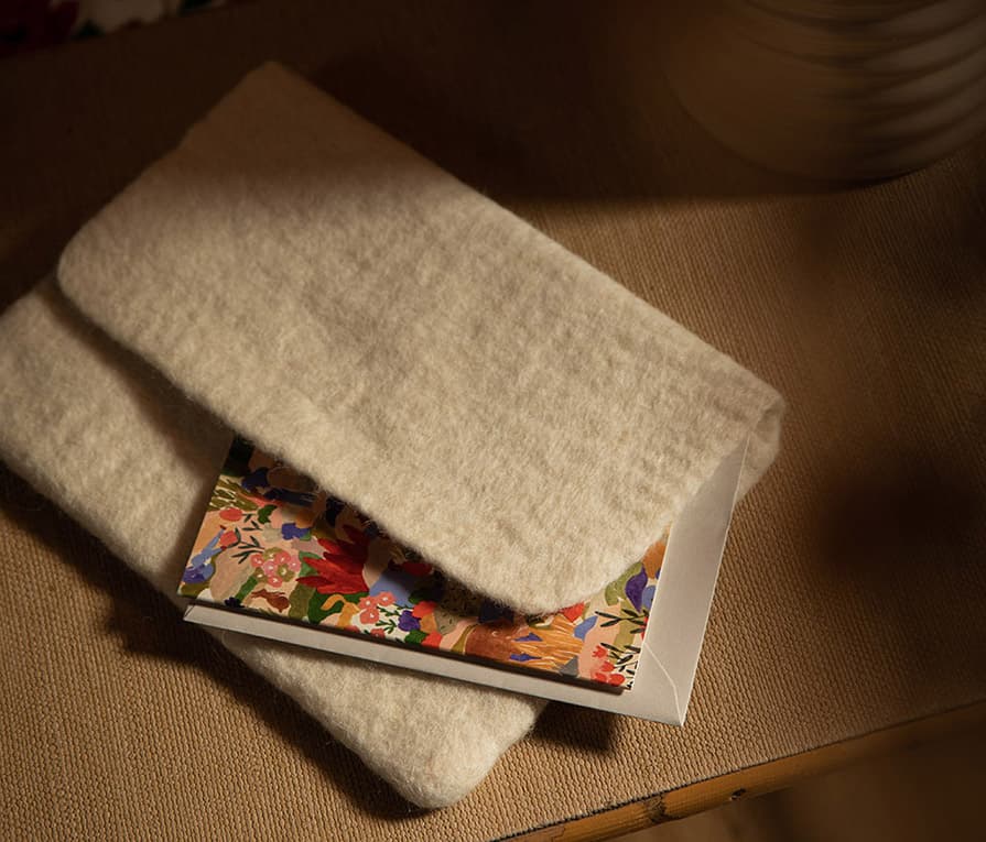 Pochette porte documents blanche en laine feutrée