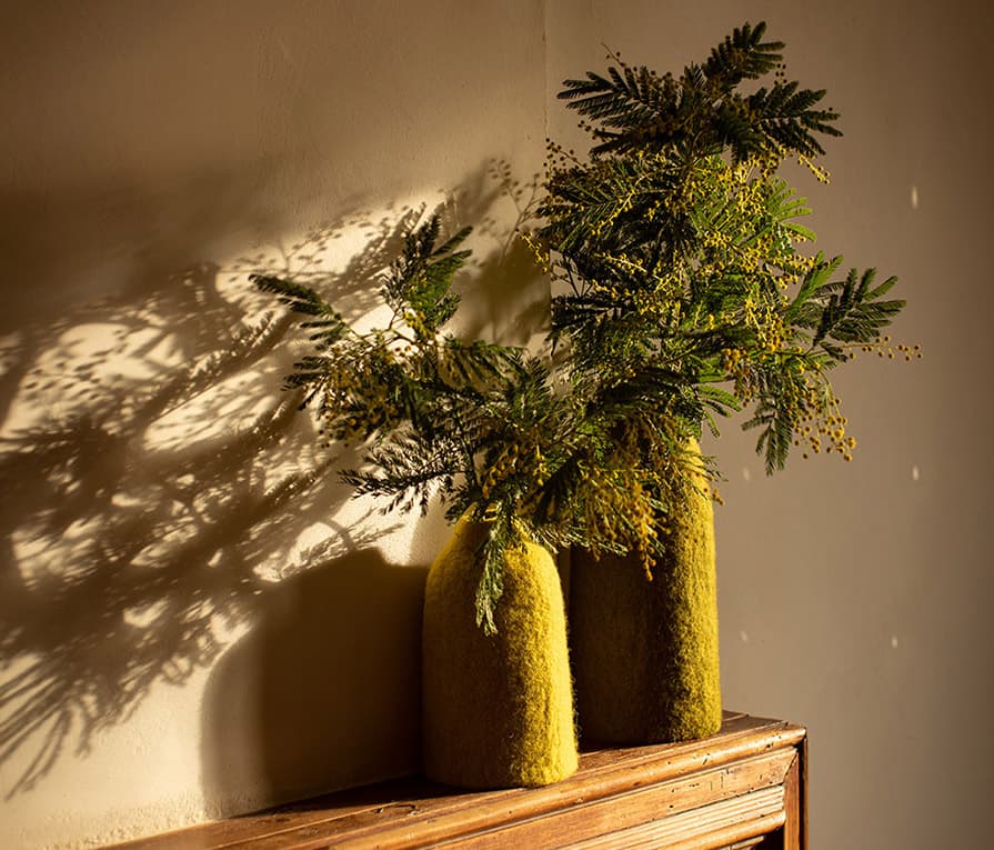 Cache-vases décoratifs verts pour décorer le manteau de la cheminée