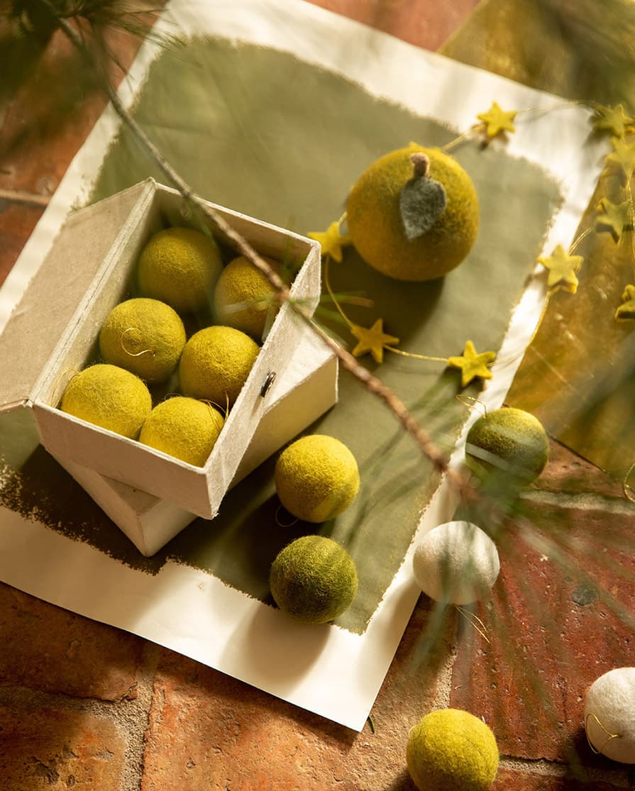 Ensemble de 6 boules de Noël vertes en laine vendue avec leur coffret de protection