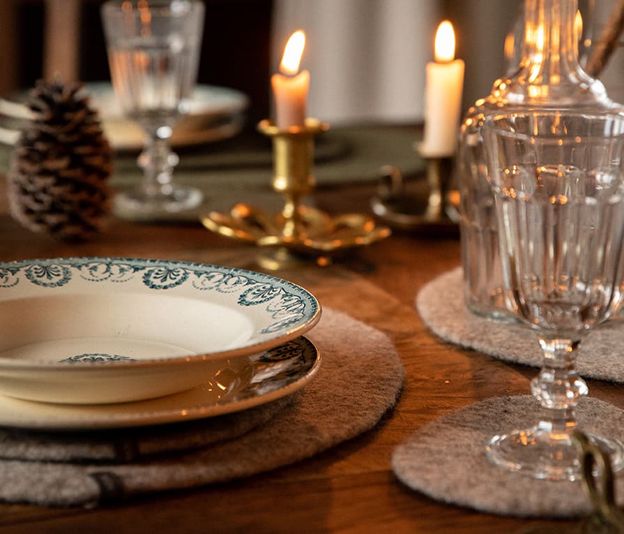 Sets de table ronds gris en feutre de laine pour décorer la table de Noël