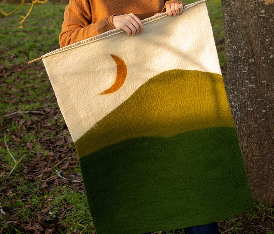 Tenture murale en feutre de laine et bambou représentant les montagnes népalaises