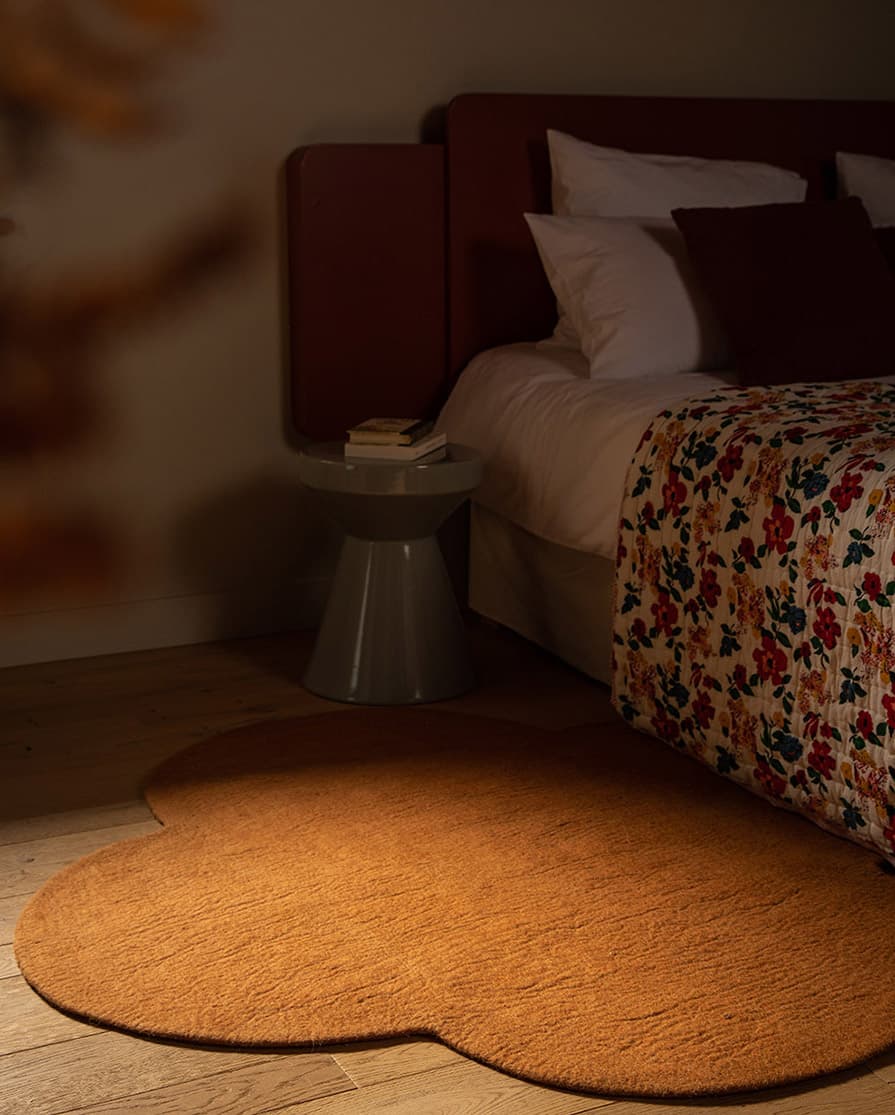 Clover-shaped 100% wool bedroom rug