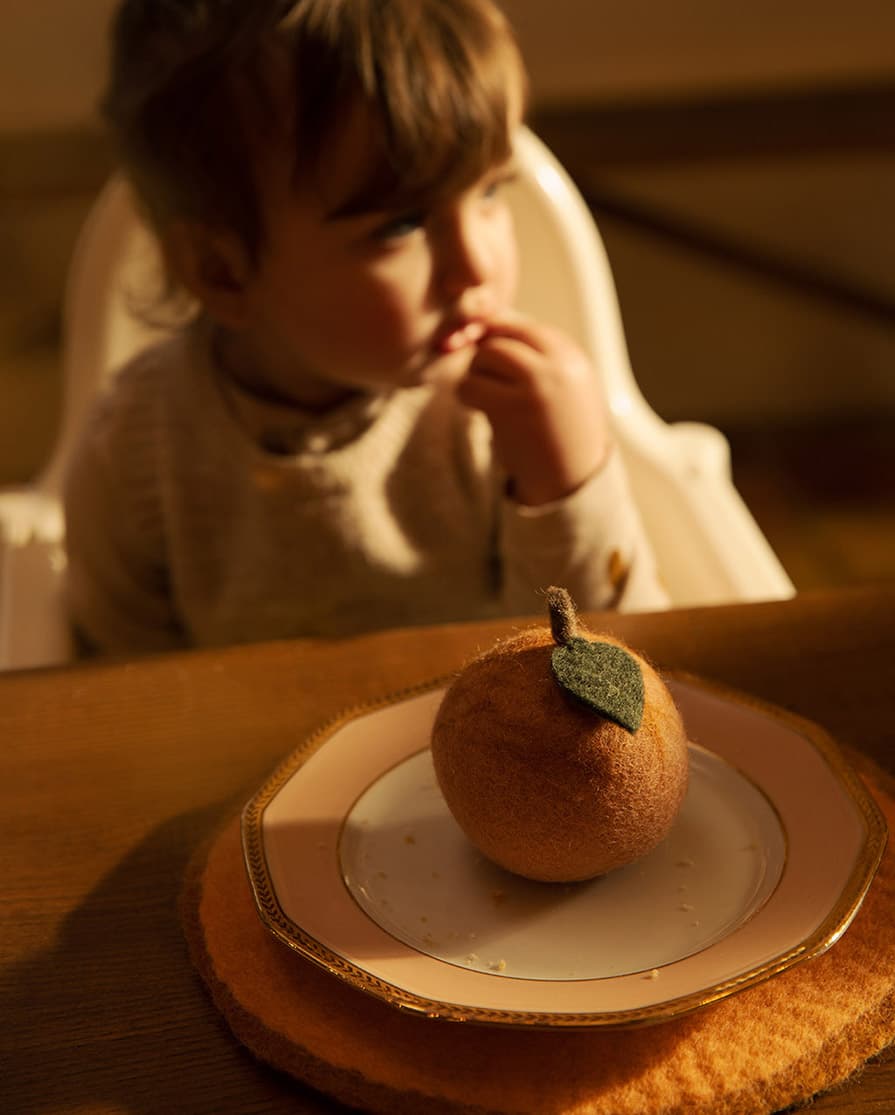 Two-tone round placemat in felted wool