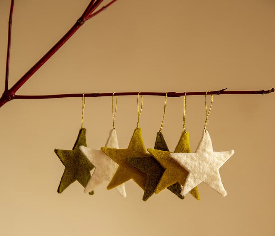 Small decorative Christmas stars in felted wool to decorate the Christmas tree