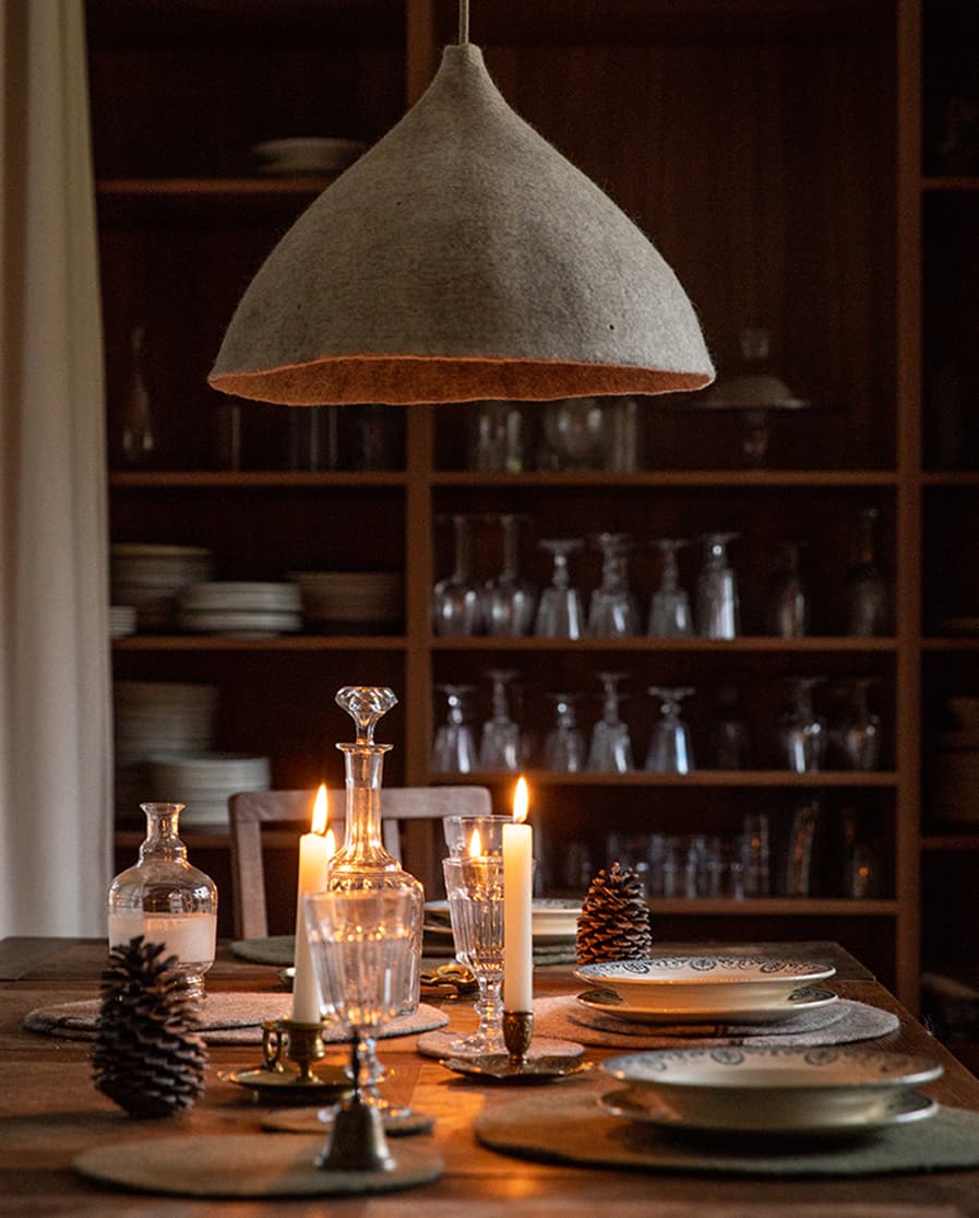 Round wool felt placemats to set the Christmas table