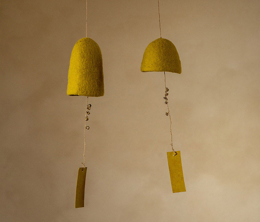 Duo de cloches verte décoratives en laine à suspendre