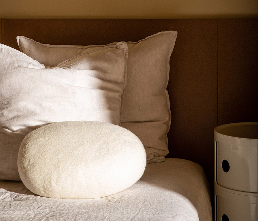 Coussin décoratif ovale blanc en laine pour la chambre