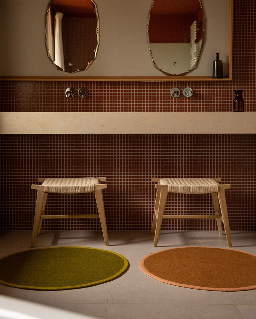 Duo de tapis de bain ronds en laine feutrée pour isoler du froid du sol dans la salle de bain