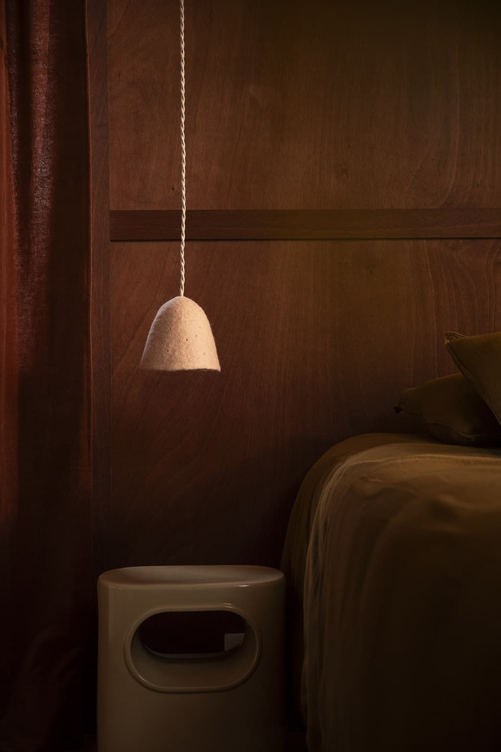 Kleine lampenkap van roze poederkleurige wolvilt, zachte decoratie voor de slaapkamer