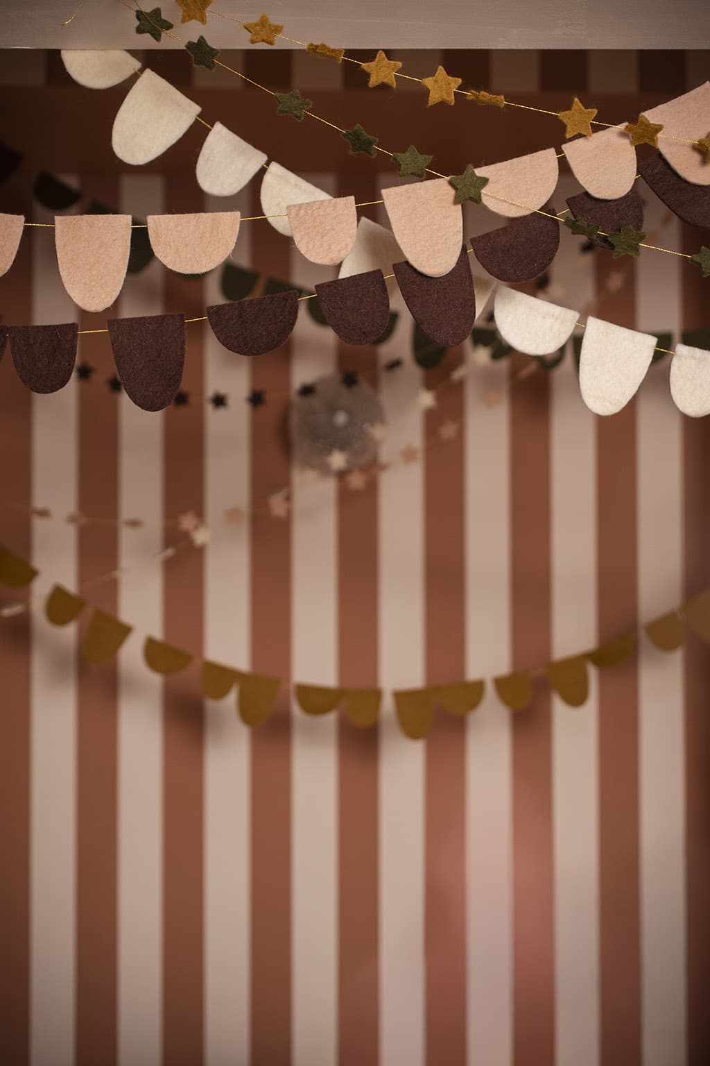 Verzameling veelkleurige wollen slingers voor wanddecoratie