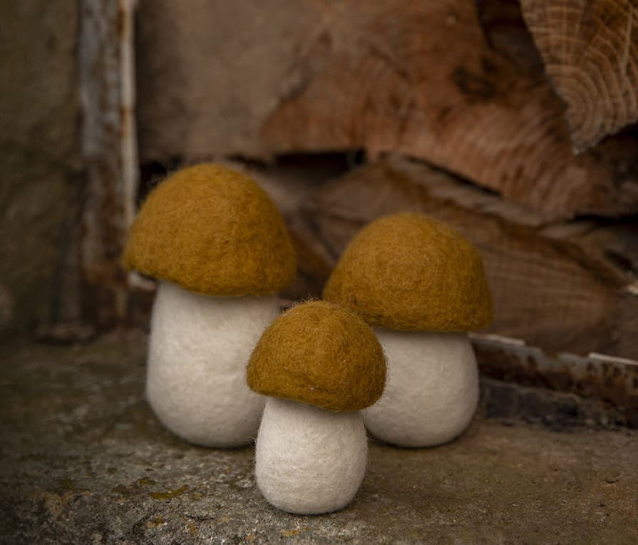 Trio de champignons décoratifs en laine pour une décoration champêtre