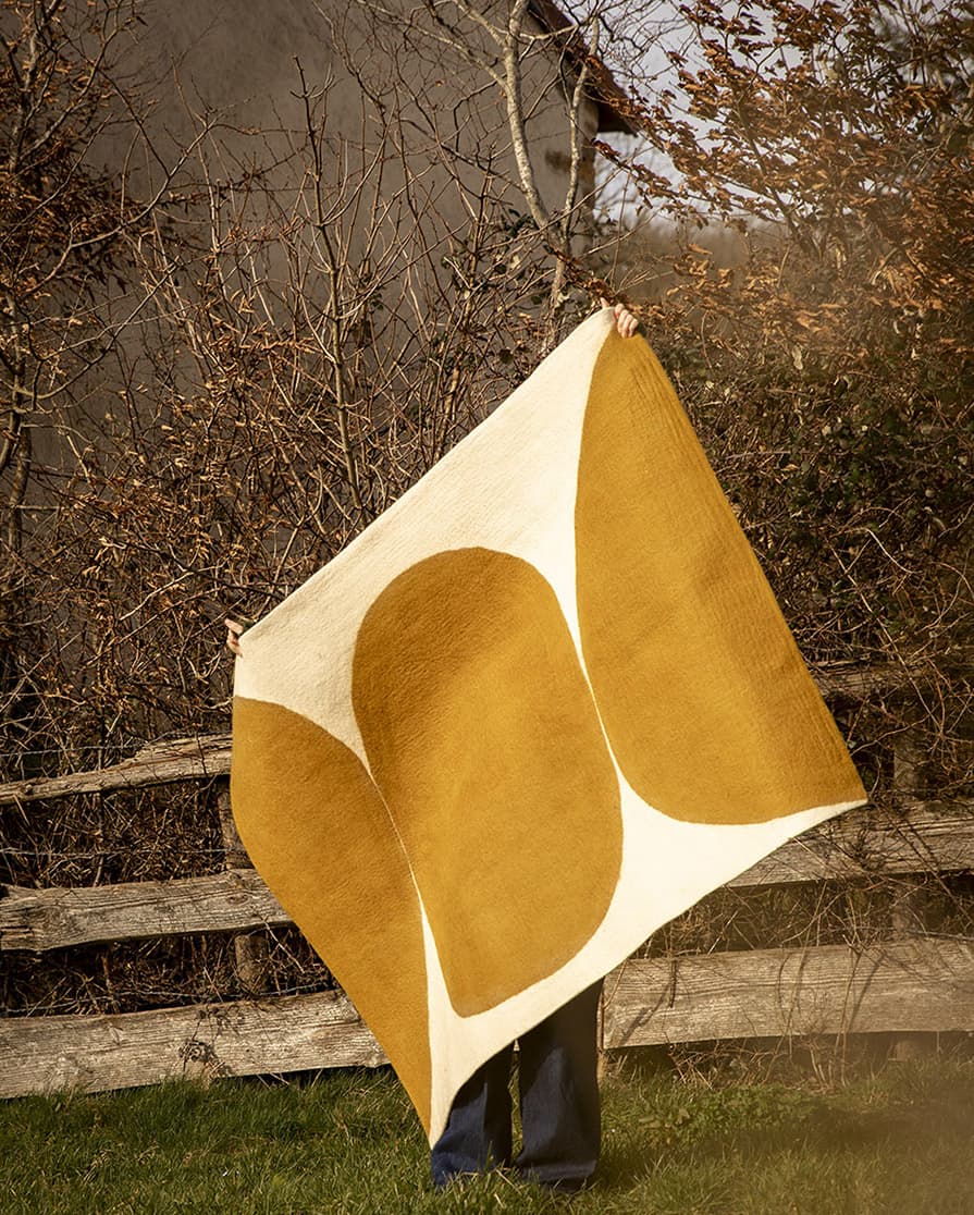 Tapis rectangulaire en laine blanc à motif organique jaune ocre