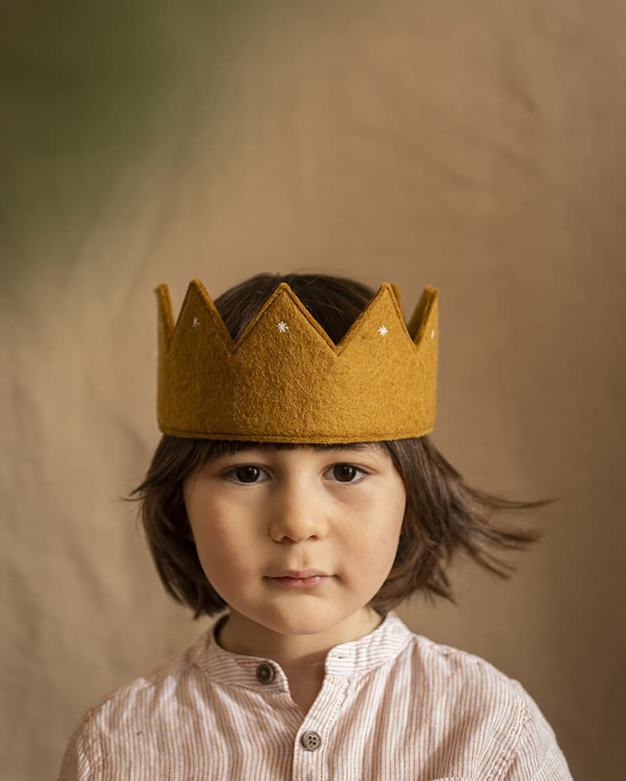 Gouden kroon van wol voor kinderen