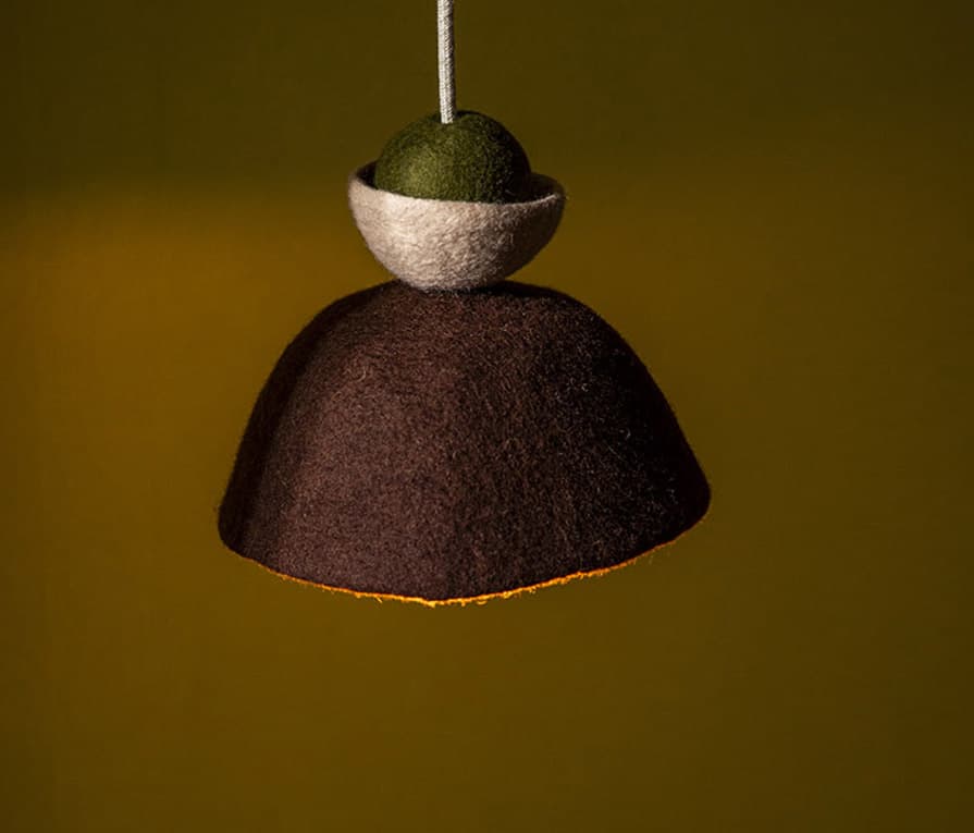 Grafische bruine hanglamp van gevilte wol