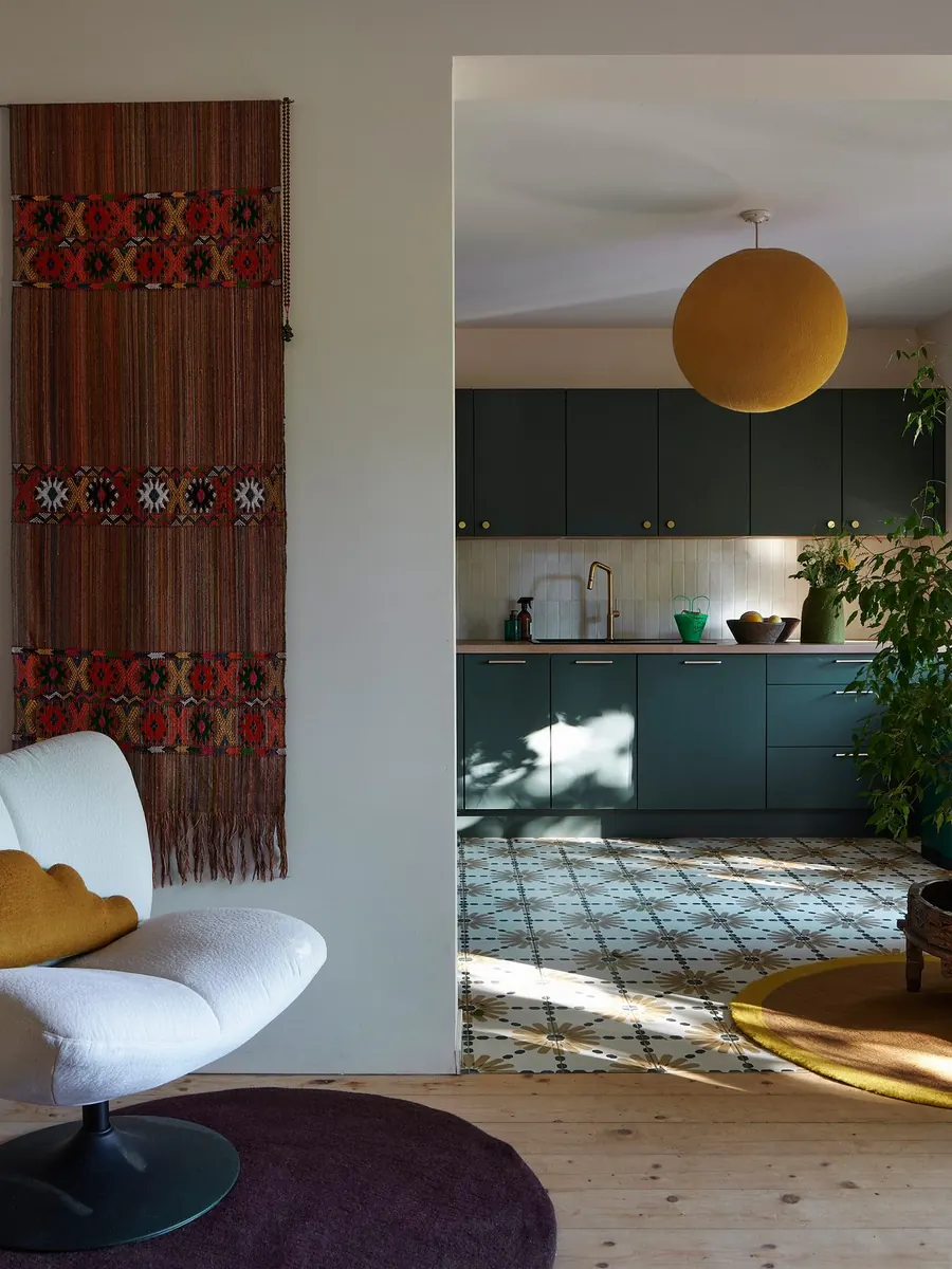 Wohnzimmer mit Blick in eine Küche mit Zementfliesen